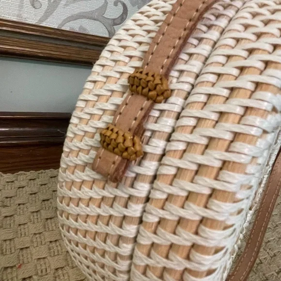 Round wicker crossbody purse - Picture 5 of 7